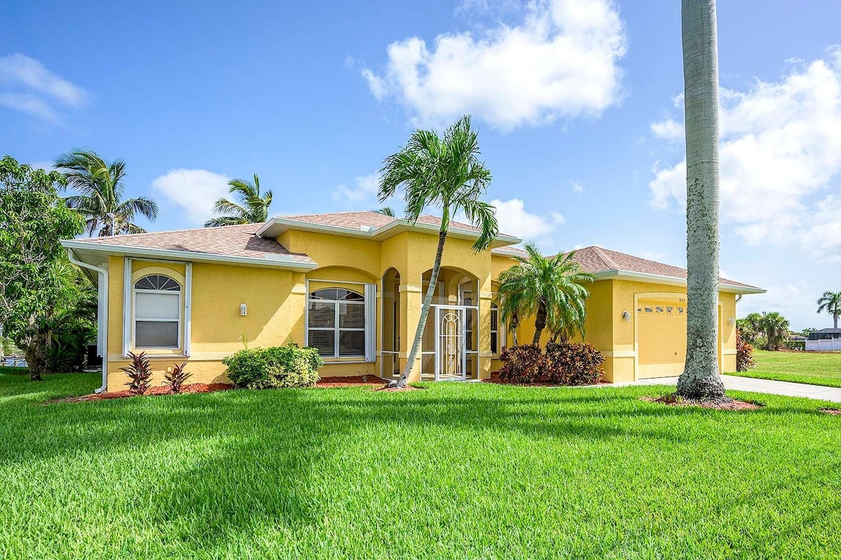 Beheizter Pool mit Terrasse und Blick auf den Kanal.