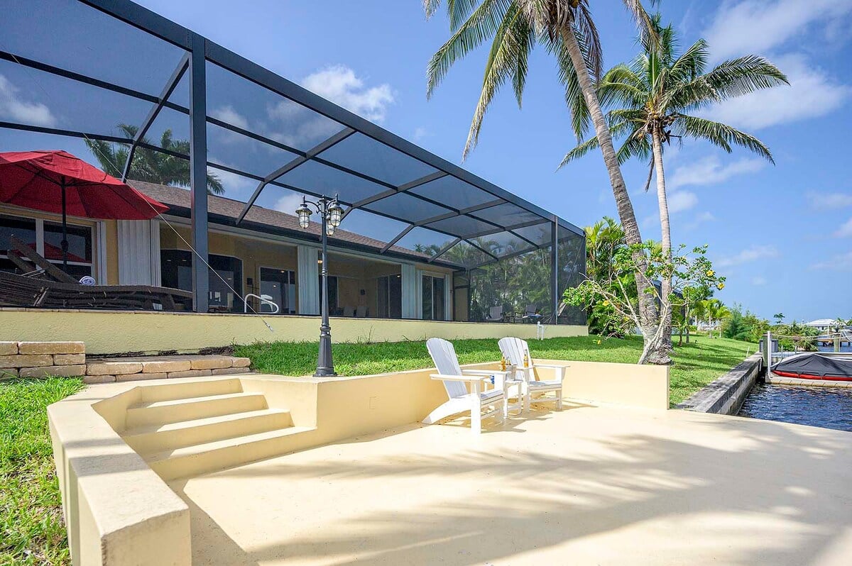 Beheizter Pool mit Terrasse und Blick auf den Kanal.