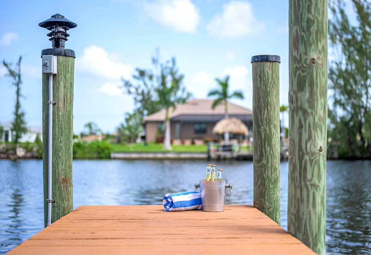 Beheizter Pool auf der Lanai mit Blick auf den Kanal.