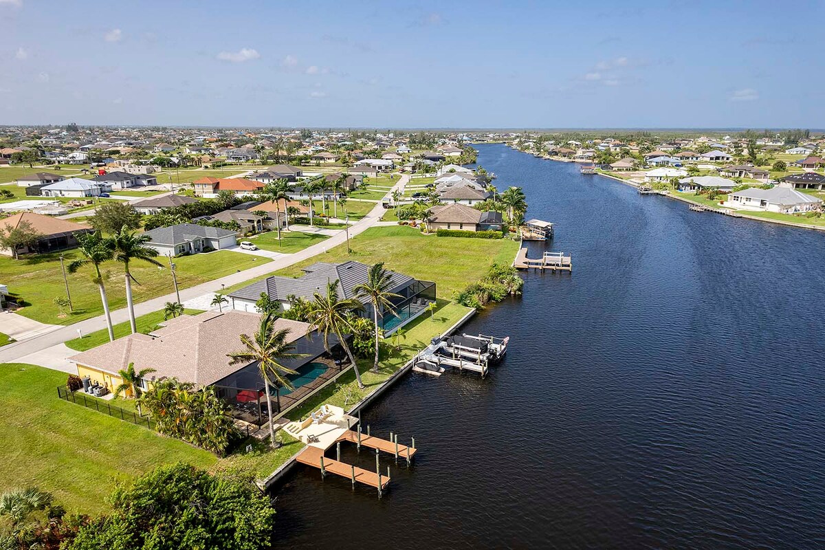 Beheizter Pool mit Terrasse und Blick auf den Kanal.