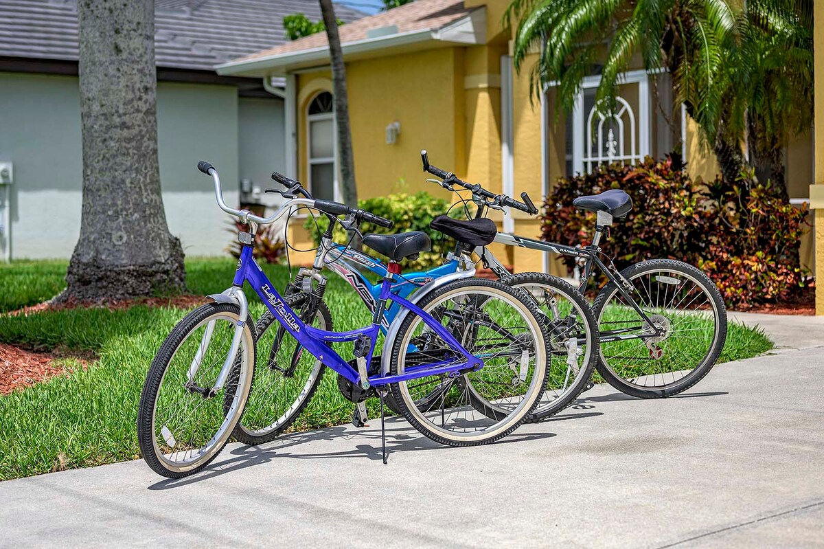 Beheizter Pool mit Terrasse und Blick auf den Kanal.