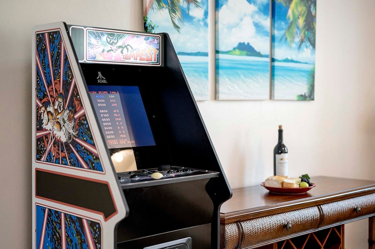 Beheizter Pool mit Terrasse und Blick auf den Kanal.