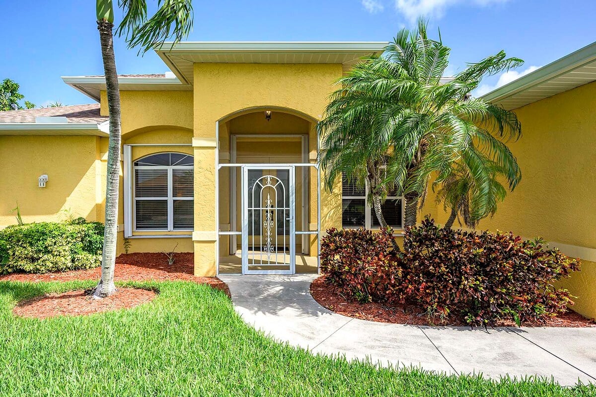 Beheizter Pool mit Blick auf den Kanal und Terrasse mit Grill.
