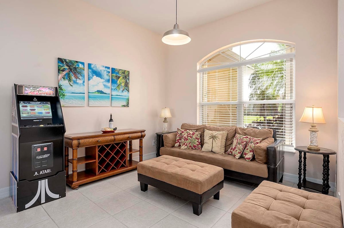 Beheizter Pool mit Terrasse und Blick auf den Kanal.