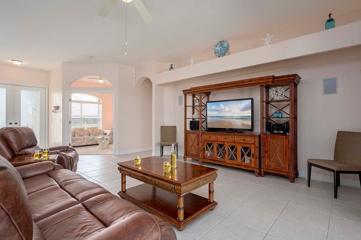 Beheizter Pool mit Terrasse und Blick auf den Kanal.