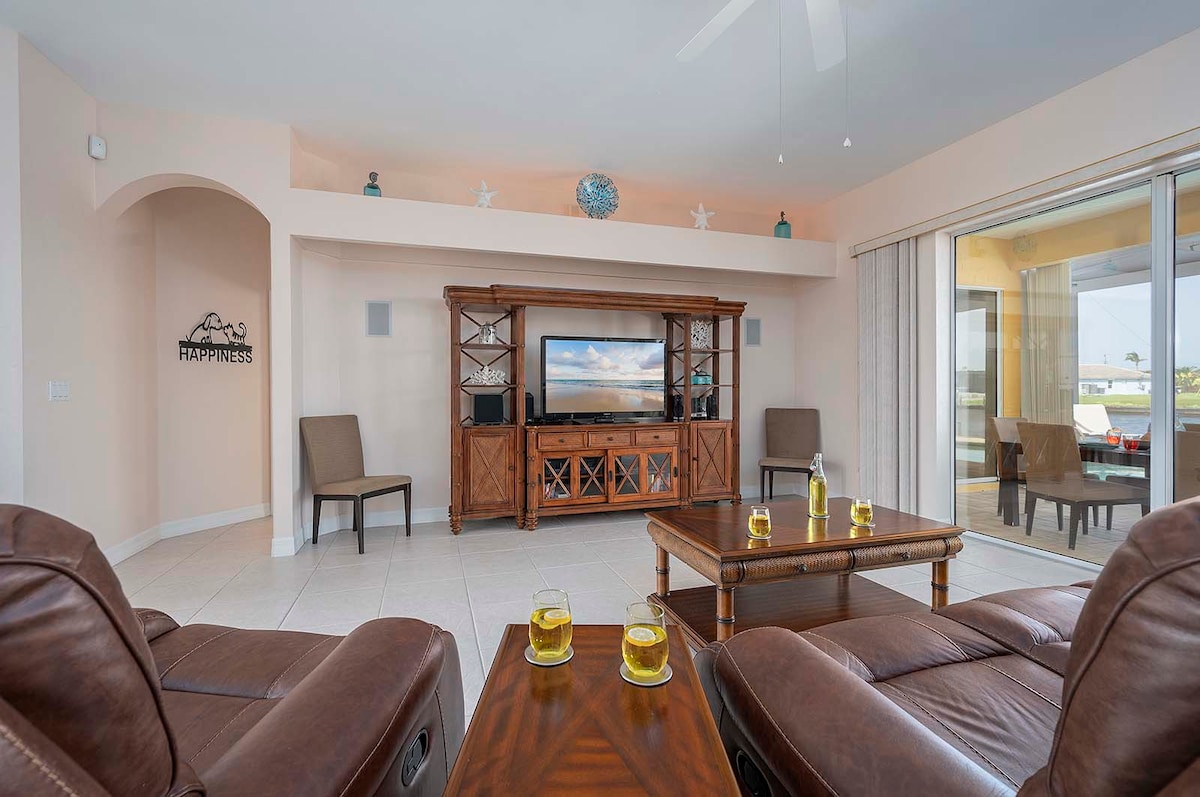 Beheizter Pool mit Terrasse und Blick auf den Kanal.