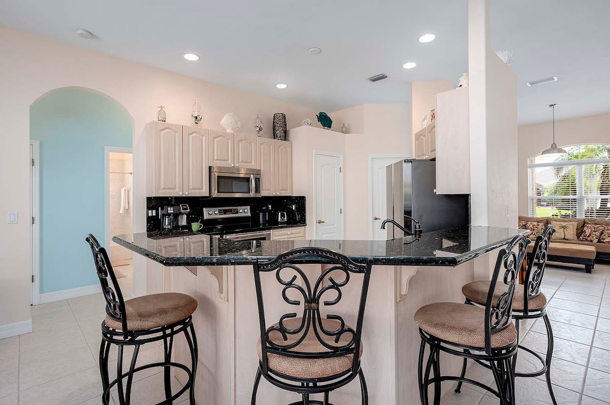 Beheizter Pool mit Terrasse und Blick auf den Kanal.