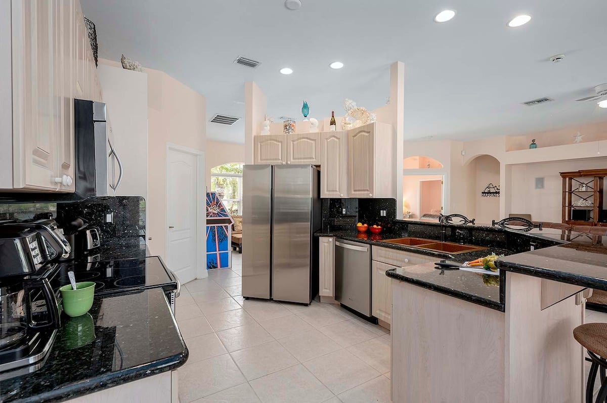 Beheizter Pool mit Terrasse und Blick auf den Kanal.