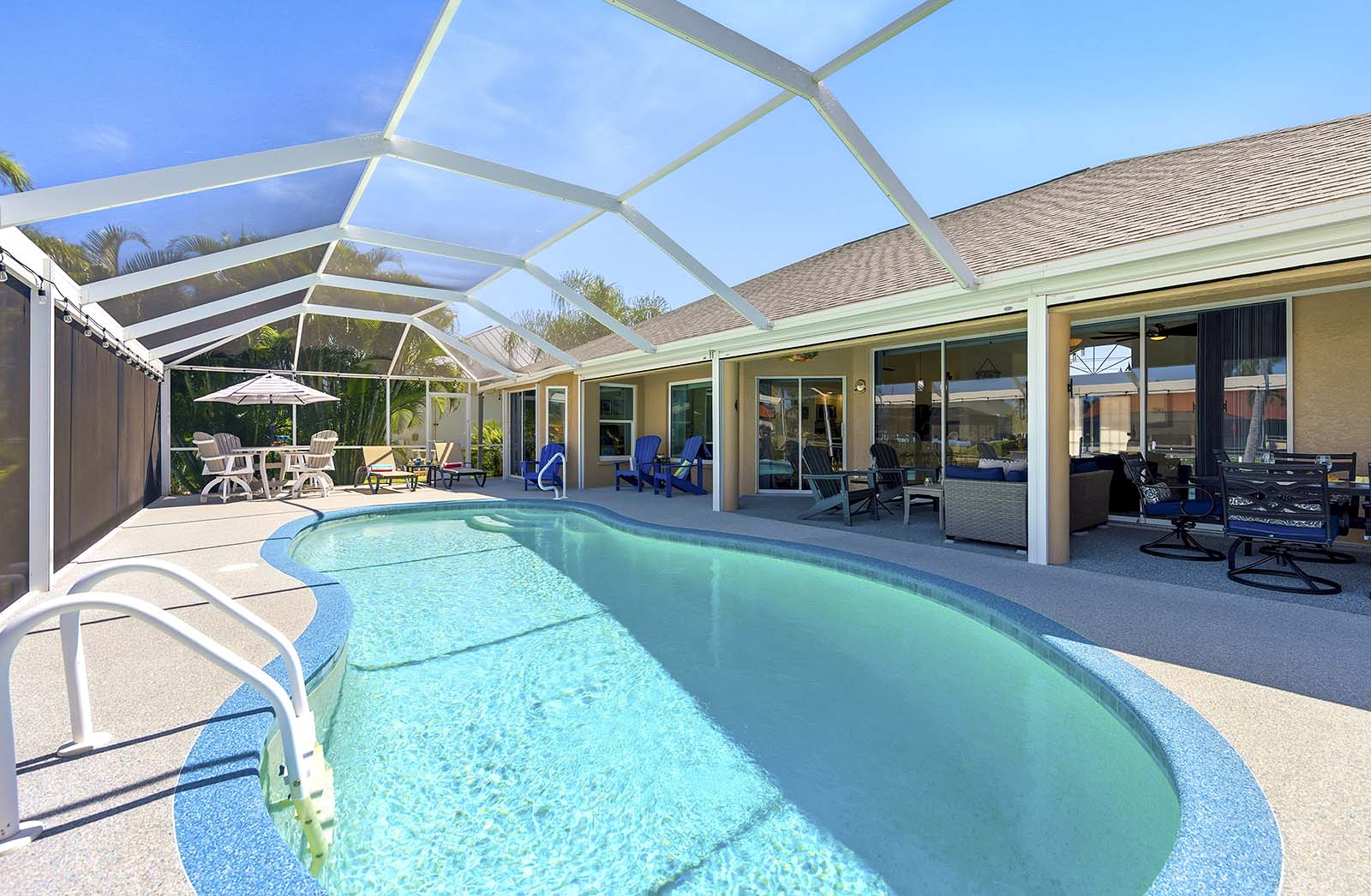 Großer Pool mit Sitzgelegenheiten im Freien und Lounges