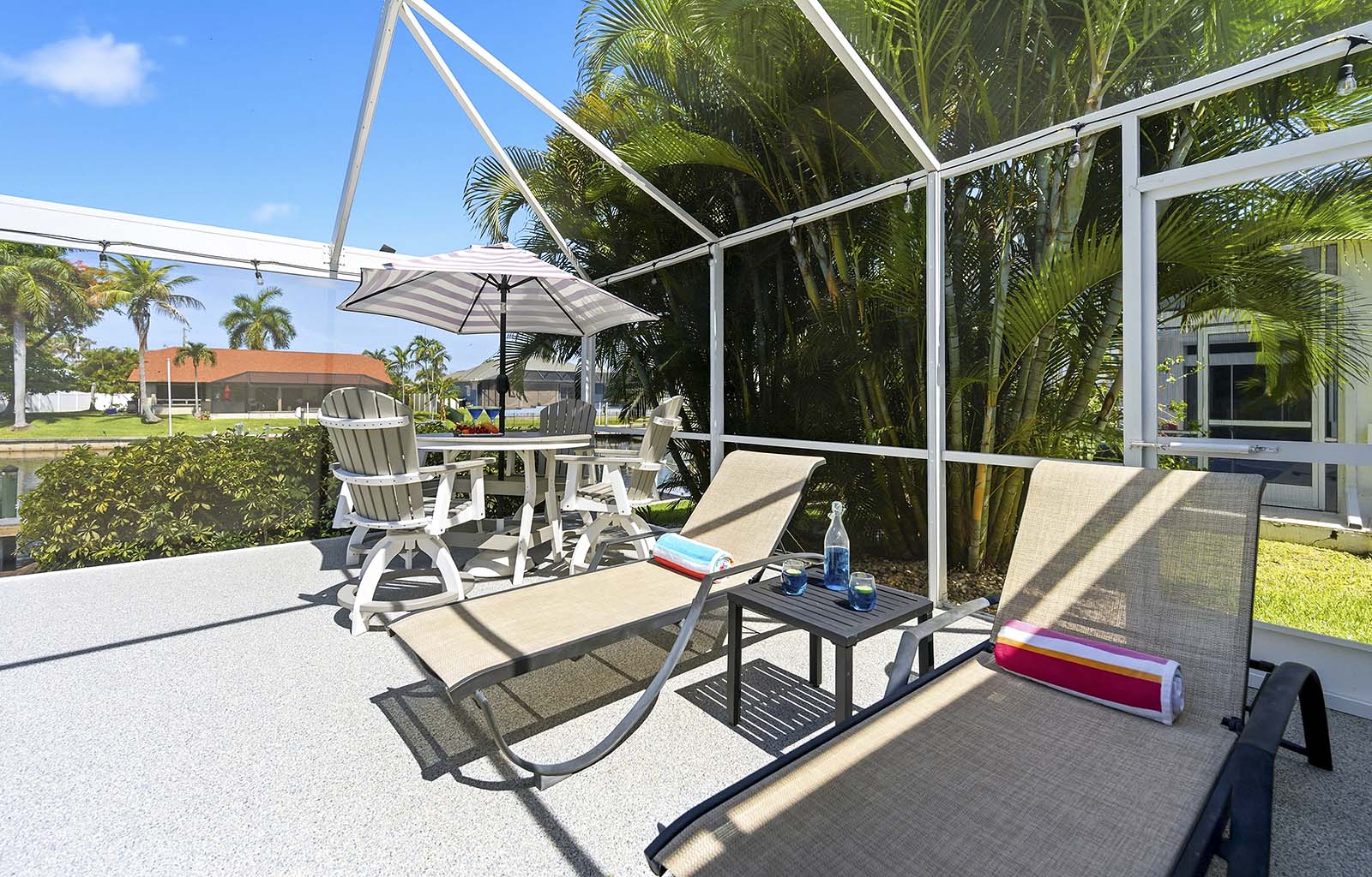 Hohe Sitzgelegenheiten und Lounges im Freien zum Sonnenbaden