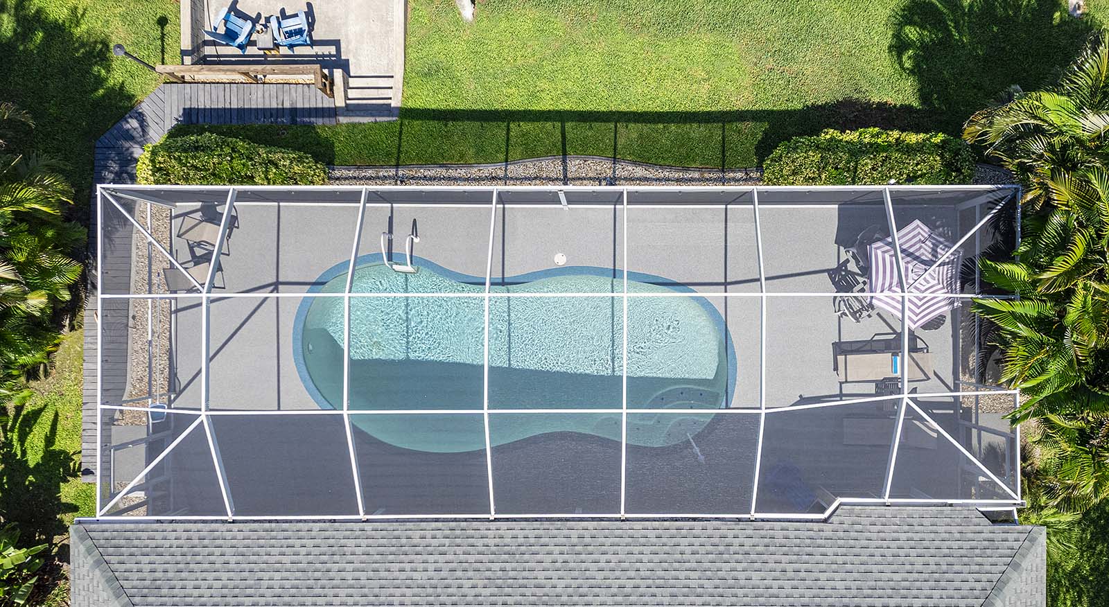 Luftaufnahme der Terrasse und des Pools