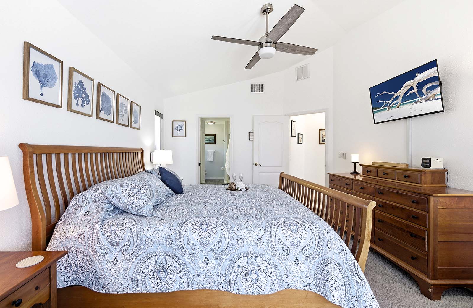 Hauptschlafzimmer mit Kingsize-Bett und eigenem Bad