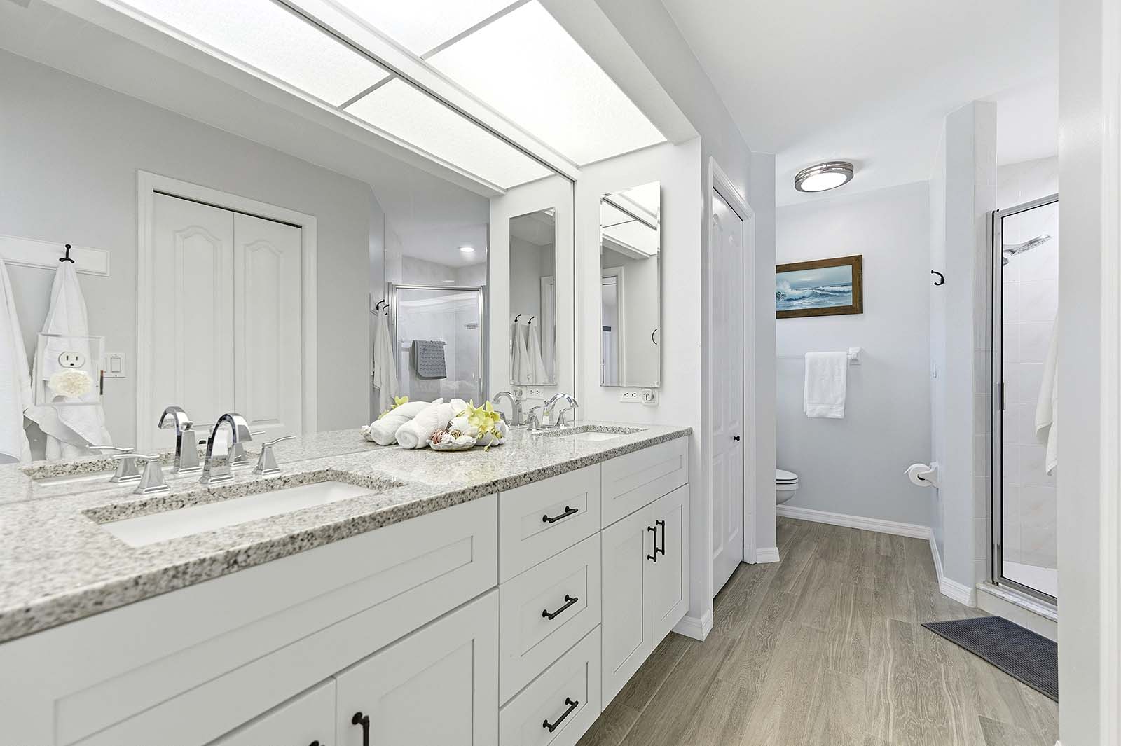 En-suite Hauptbadezimmer mit Dusche und zwei Waschbecken