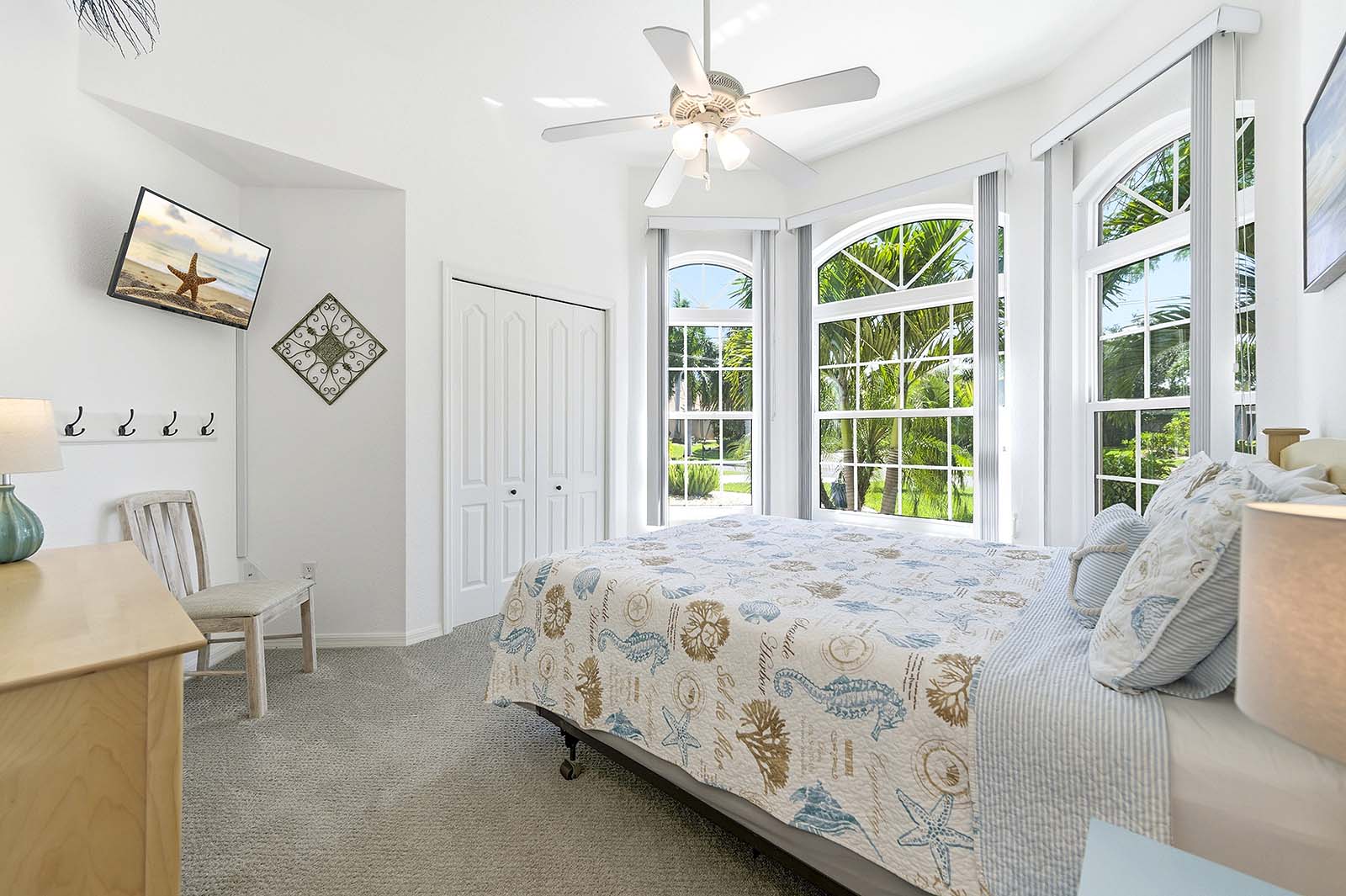 Schlafzimmer mit Queensize-Bett, Gartenblick und TV