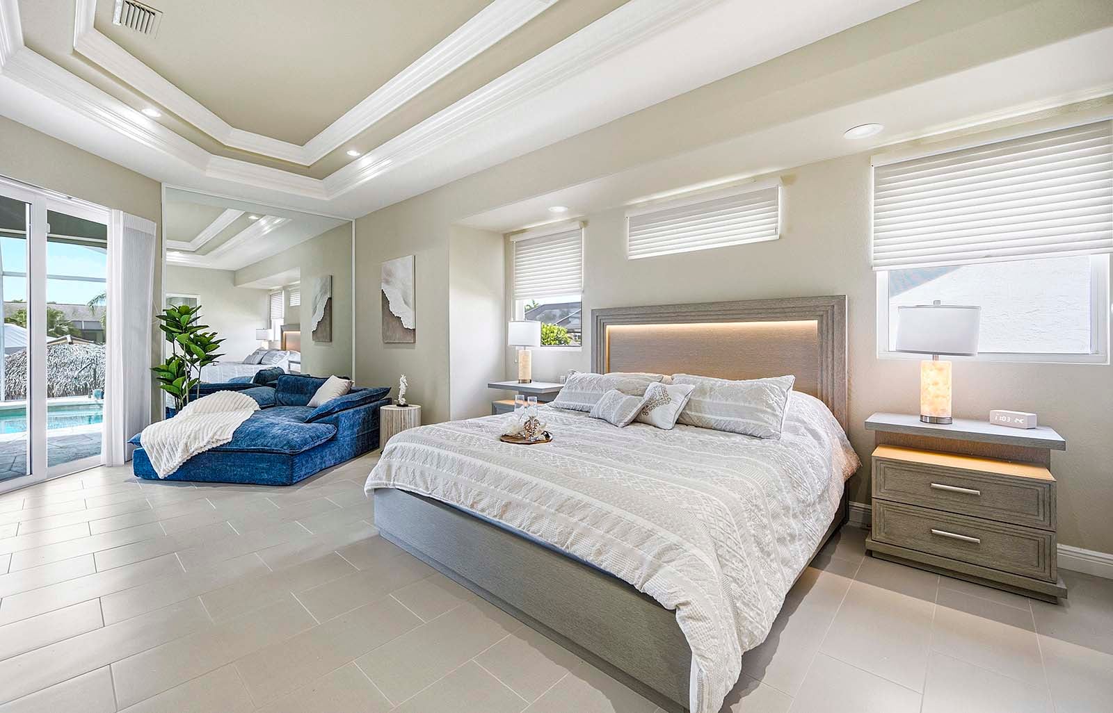 Hauptsuite mit Kingsize-Schlafzimmer, Loungebereich und Zugang zur Veranda