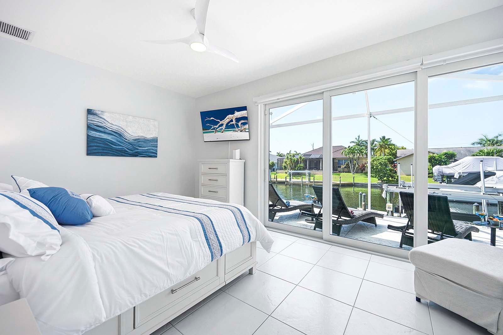 Gästezimmer mit Kingsize-Bett, Aussicht und Zugang zur Terrasse, Sitzecke und TV