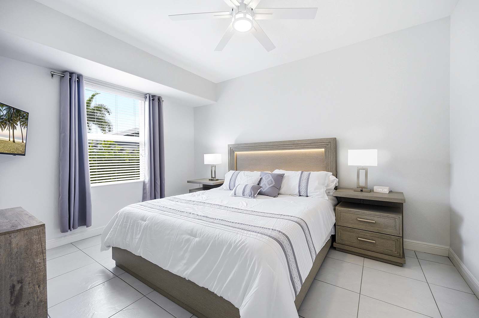 Drittes Schlafzimmer mit Kingsize-Bett und Gartenblick