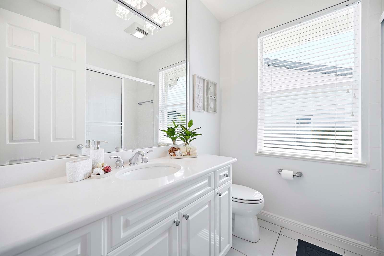Badezimmer im Flur mit kombinierter Duschwanne und Waschbecken