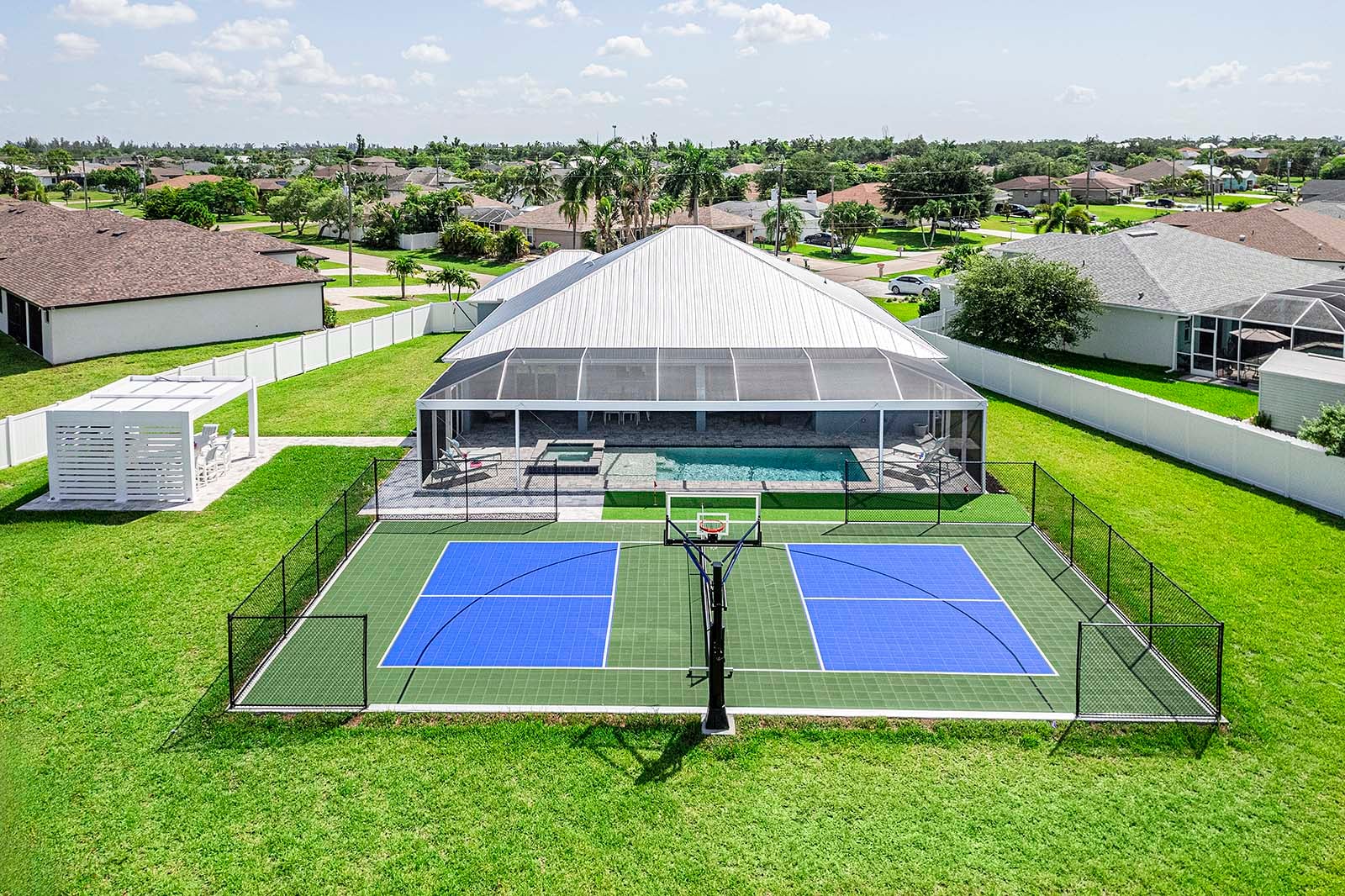 Pickleball Palace bietet einzigartige Unterhaltungsmöglichkeiten wie kein anderes Zuhause in Cape Coral