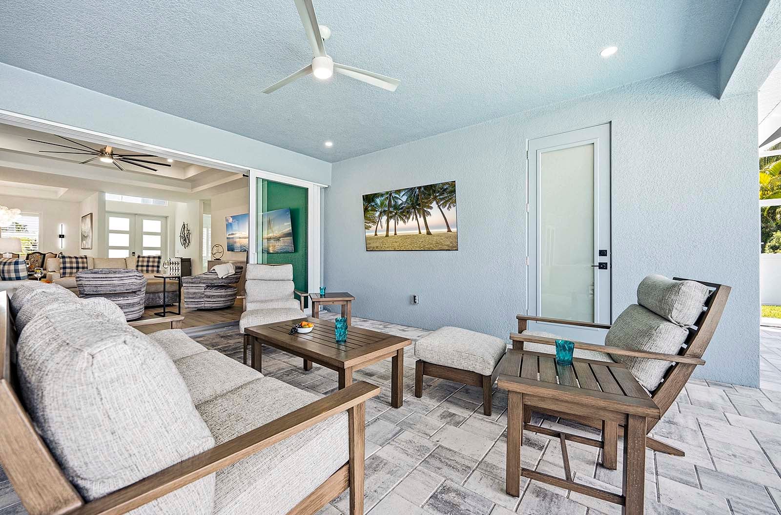 Loungebereich im Freien mit TV für die sonntäglichen Fußballspiele und Zugang zum Poolbad