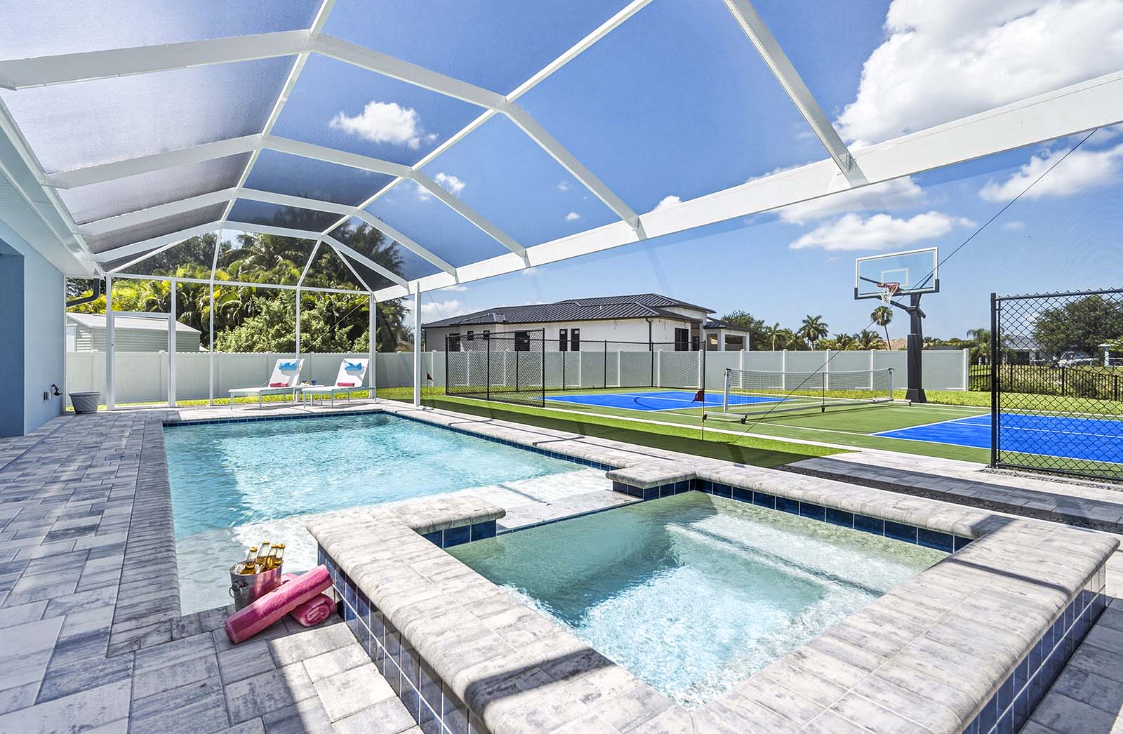 Großer Pool mit Spa