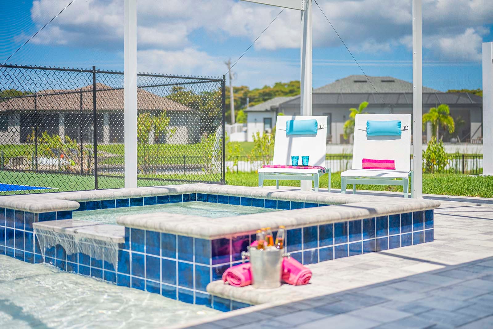 Whirlpool mit Überlauf im Pool