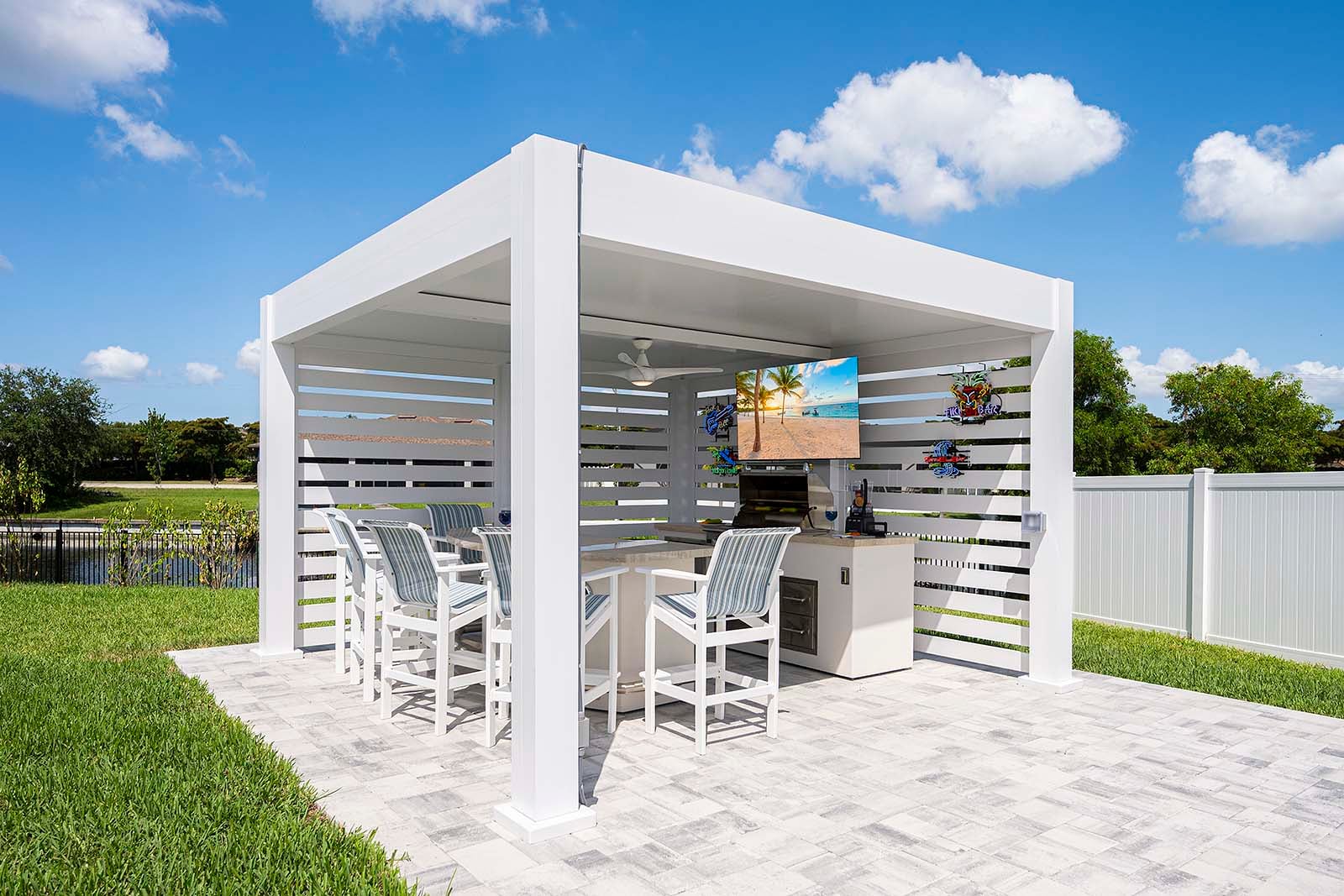 Willkommen in Ihrem Outdoor-Pavillon mit integriertem Grill und zusätzlichem Platz zum Entspannen