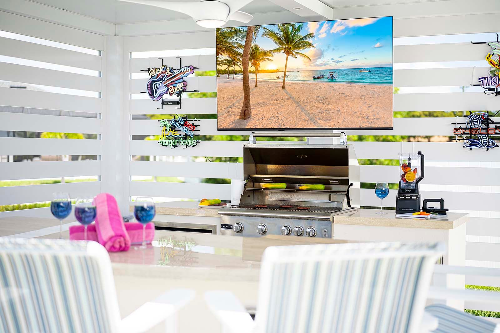 Außenküche mit TV und Grill