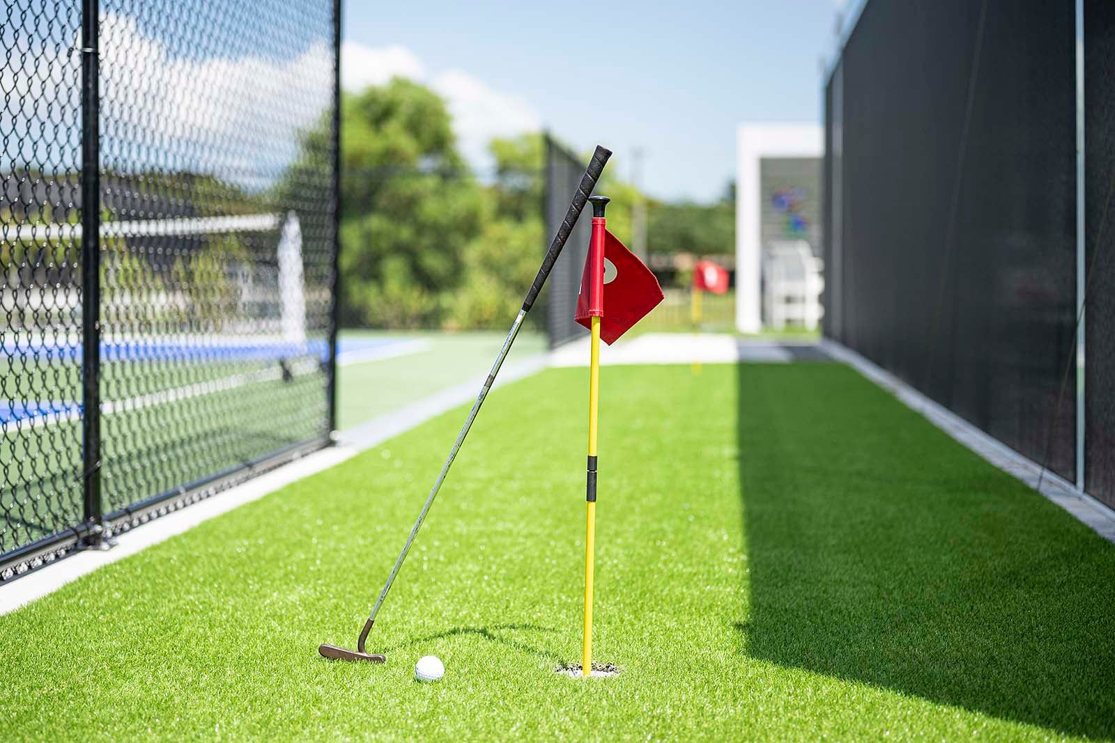 Wie wäre es, wenn Sie das Putten auf Ihrem Putting Green üben würden?