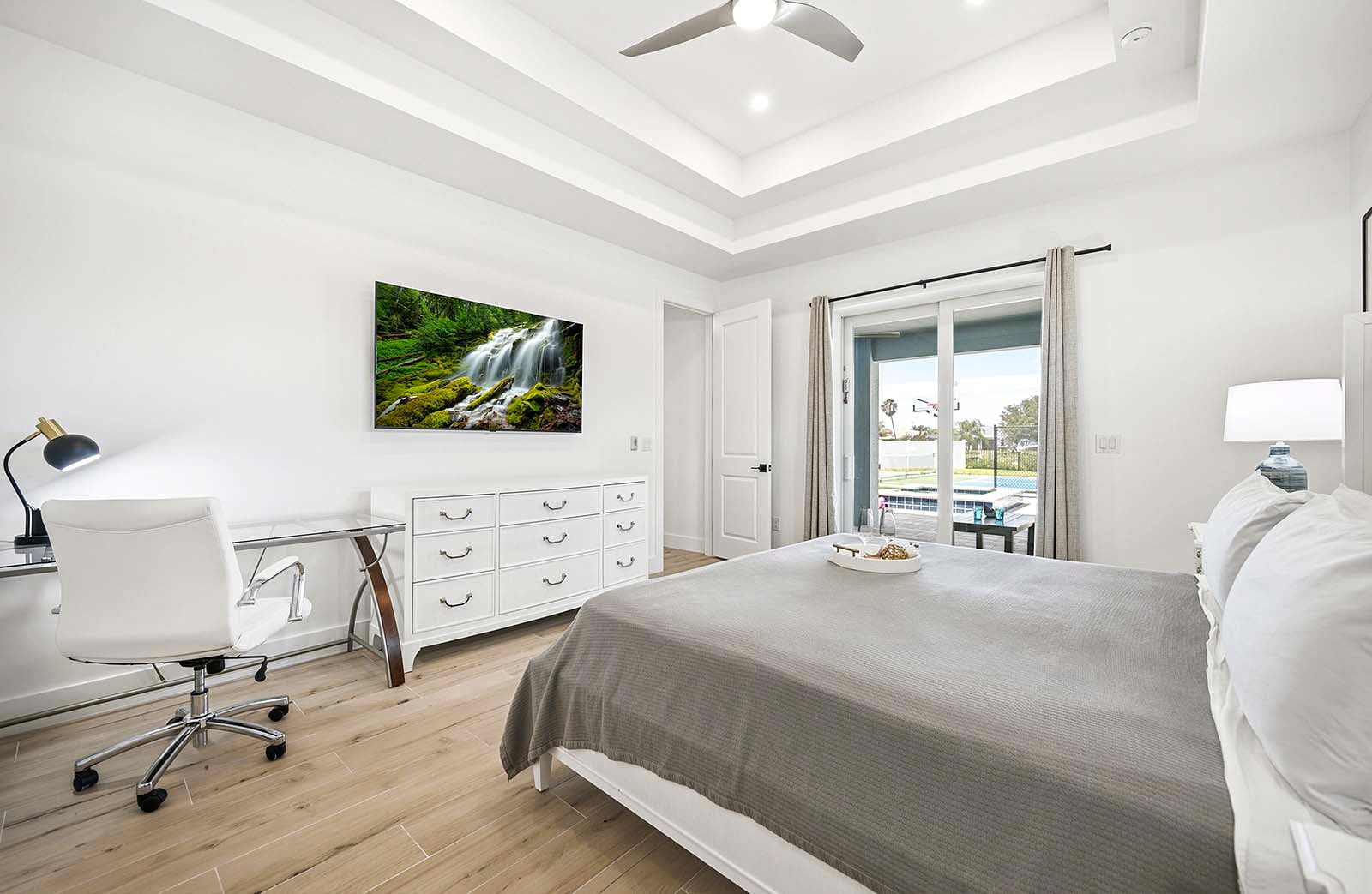 Suite mit Kingsize-Hauptschlafzimmer, Schiebetüren zur Veranda und Schreibtisch