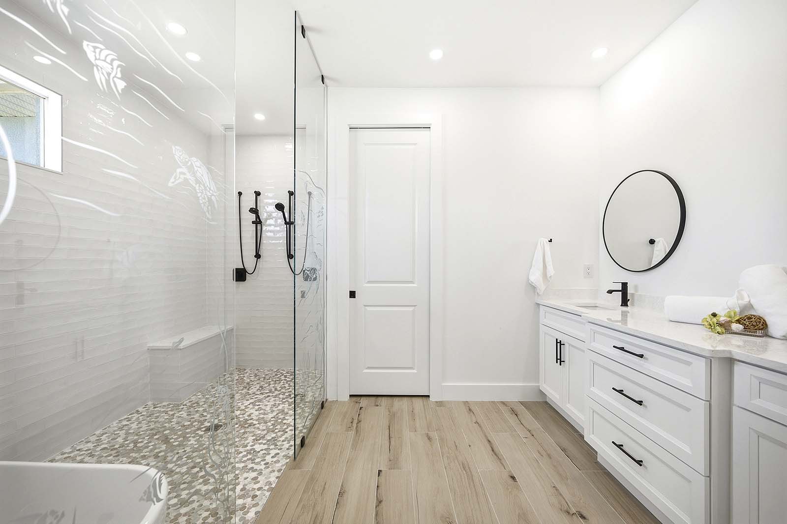 En-suite Hauptbadezimmer mit Doppelwaschbecken und Dusch-/Badewanne