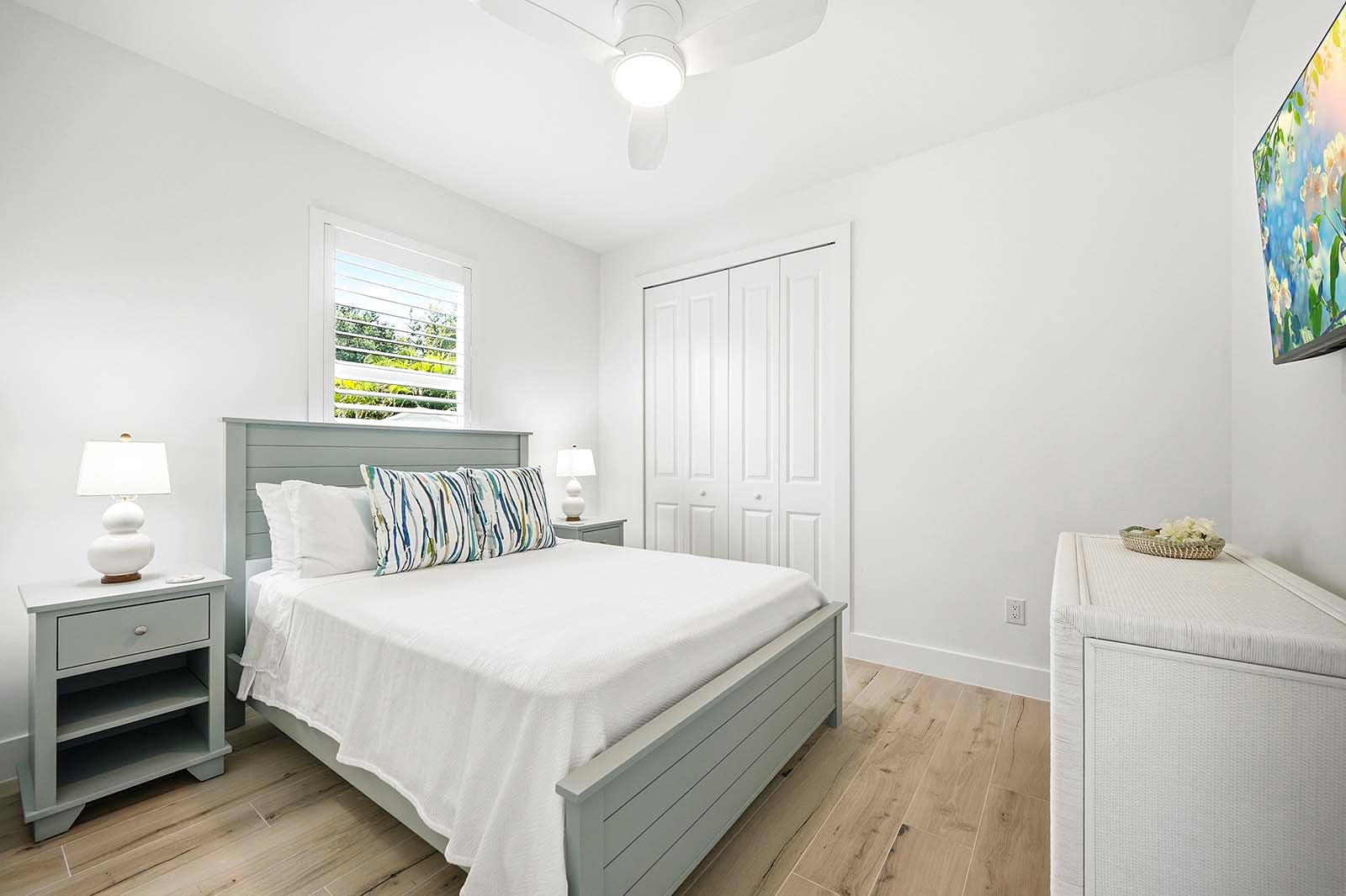 Schlafzimmer mit Queensize-Bett und Gartenblick