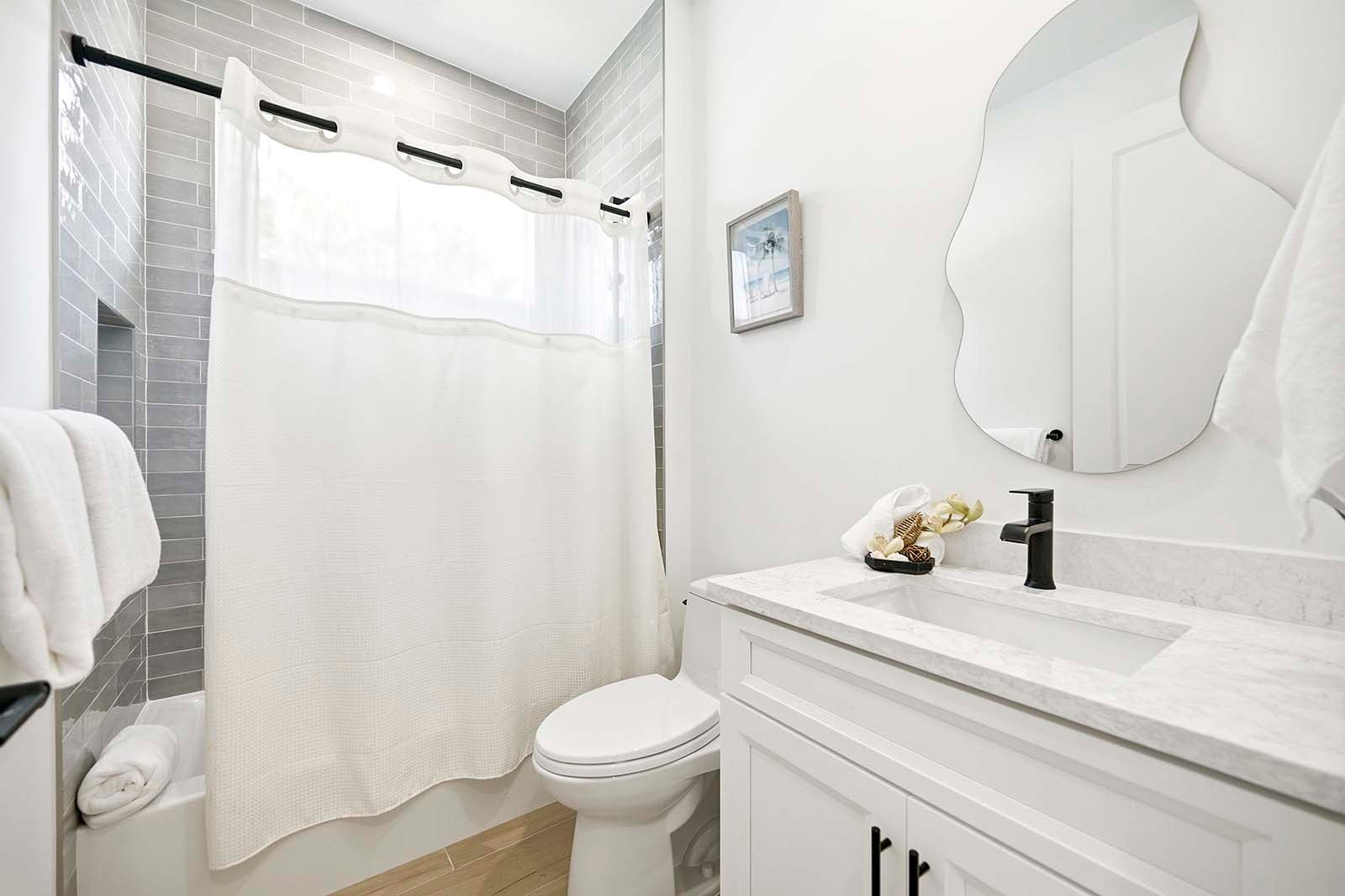 Badezimmer im Flur mit kombinierter Duschwanne und Waschbecken