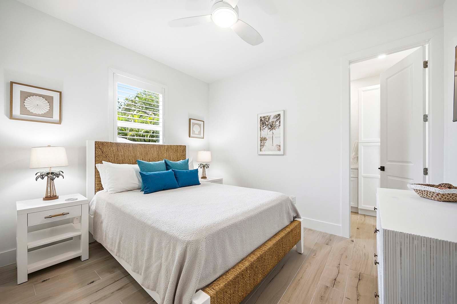 Schlafzimmer mit Queensize-Bett, eigenem Bad und Gartenblick