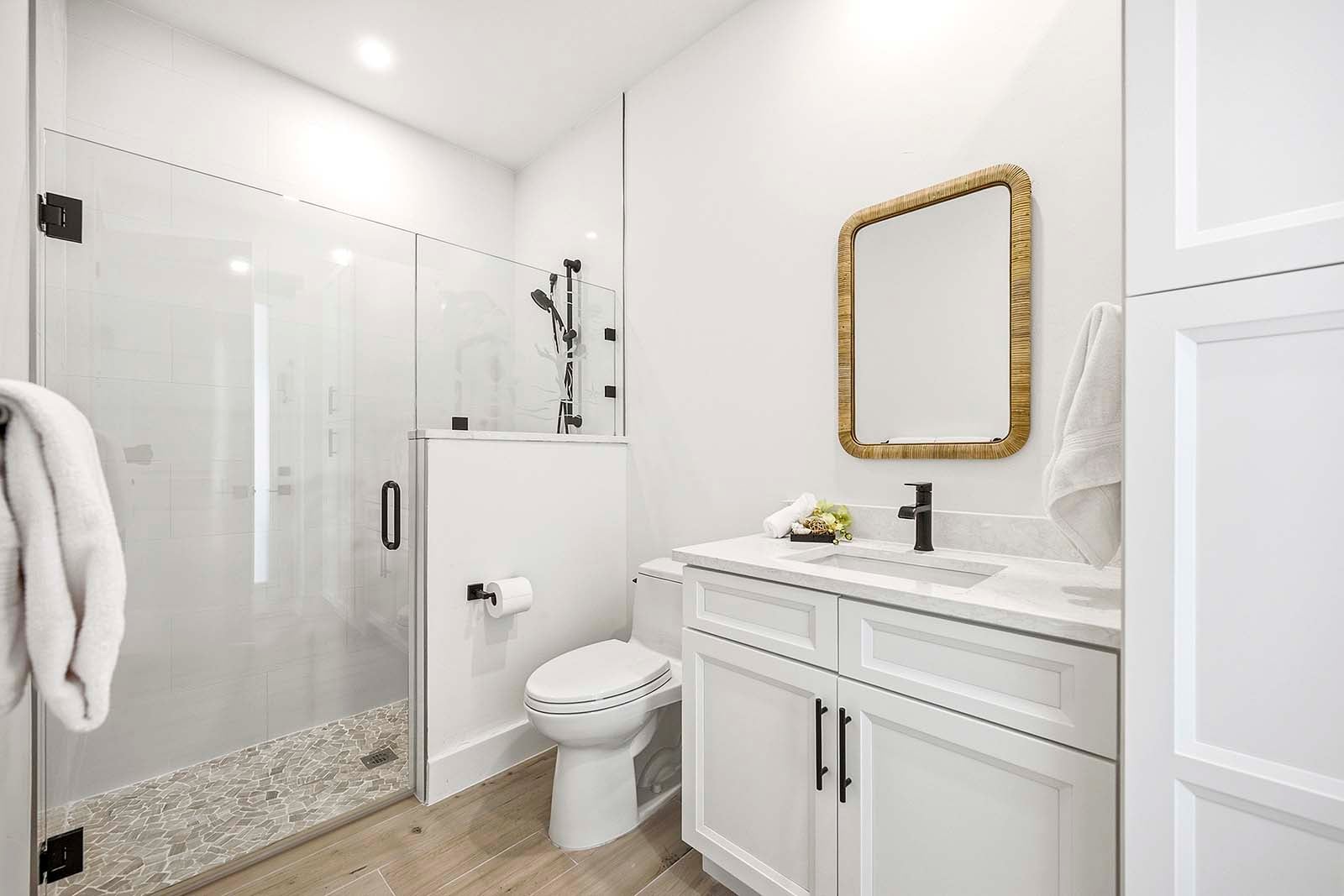 En-suite Badezimmer zum Schlafzimmer mit Queensize-Bett und Zugang zum Pool/Lanai