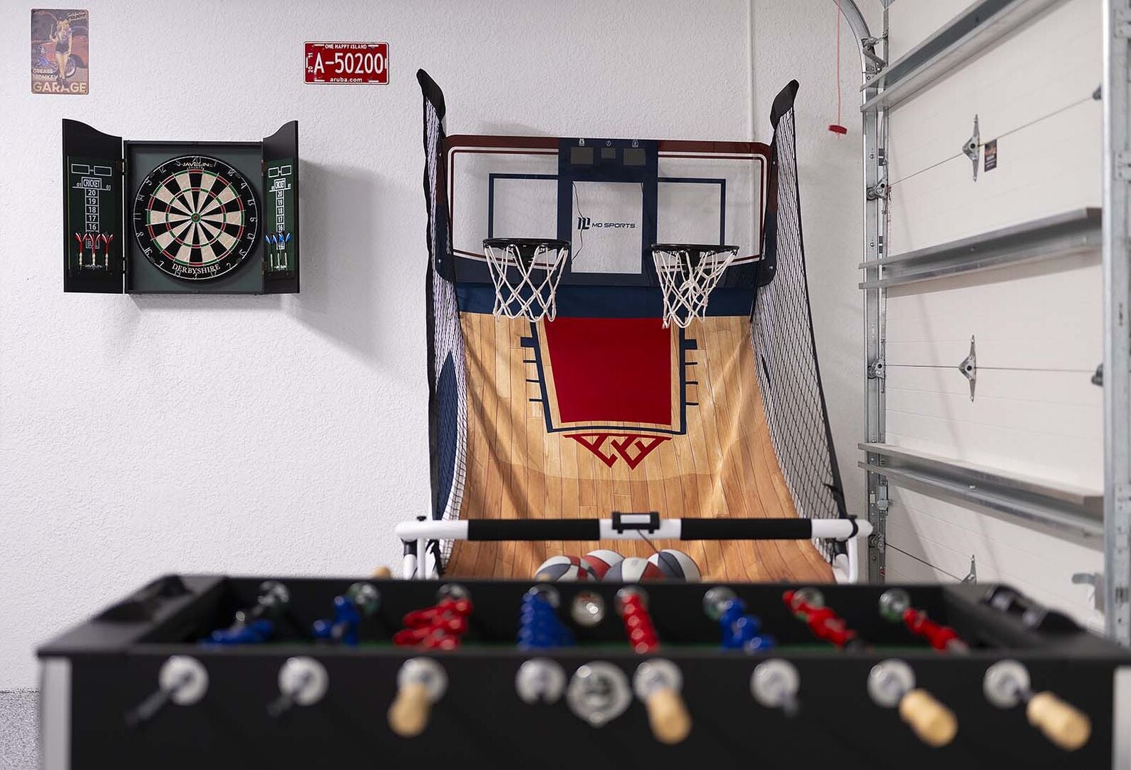 Die Garage wird in ein Spielzimmer mit Tischtennisplatte, Tischfußball sowie einer Indoor-Basketball- und Dartscheibe umgewandelt