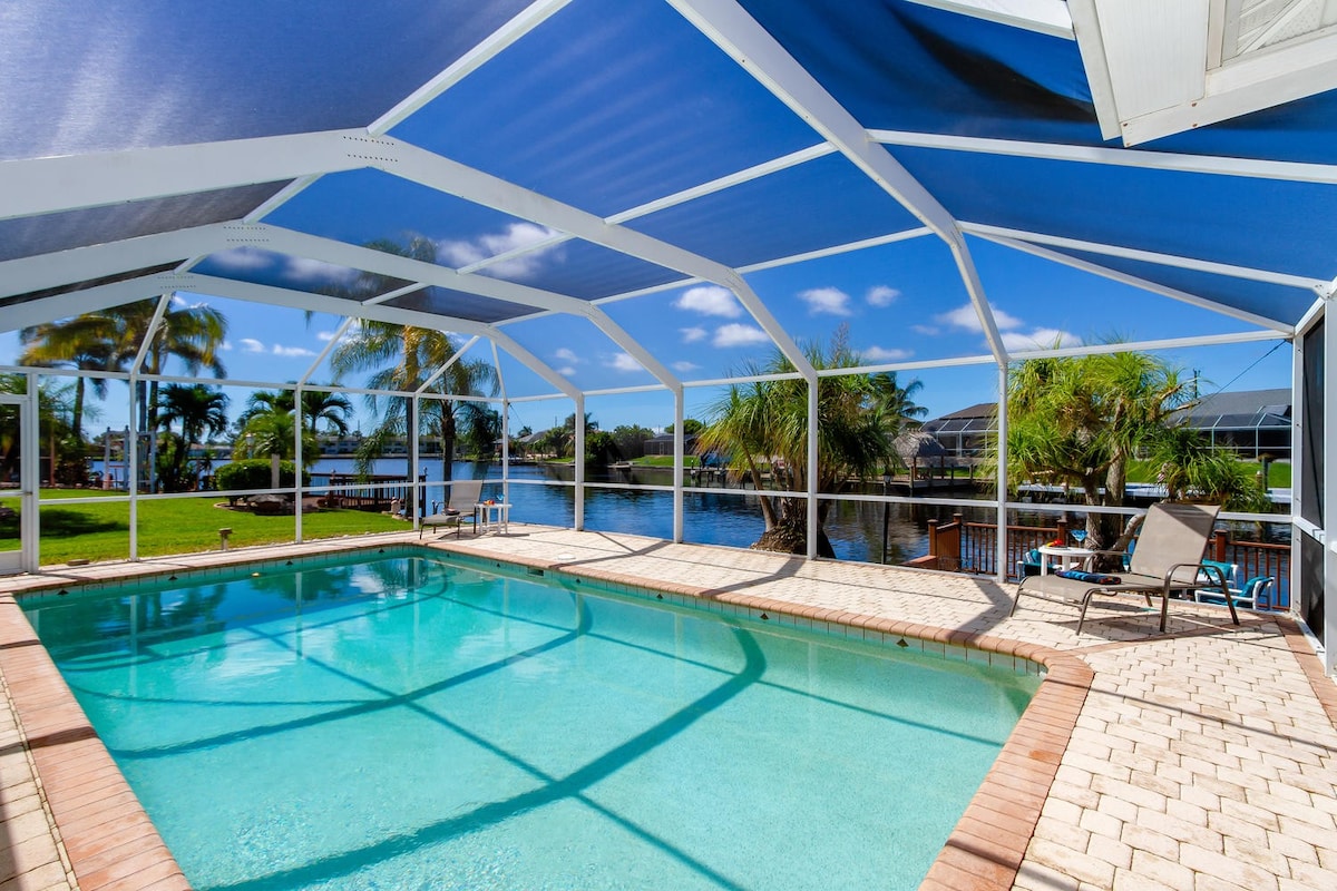 Swimmingpool und abgeschirmte Veranda