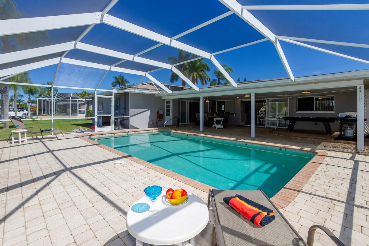 Viel Lounge-Platz auf dem übergroßen Pooldeck