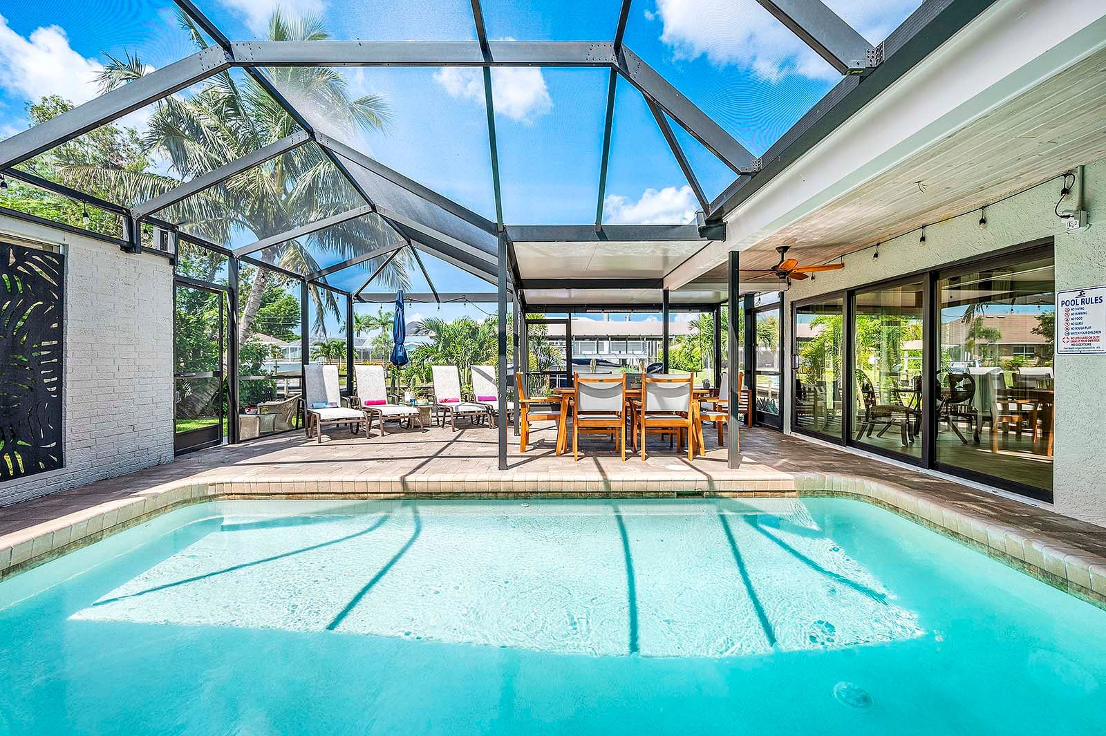 Privater Salzwasser-Pool mit großzügiger Poolterrasse am Kanal.