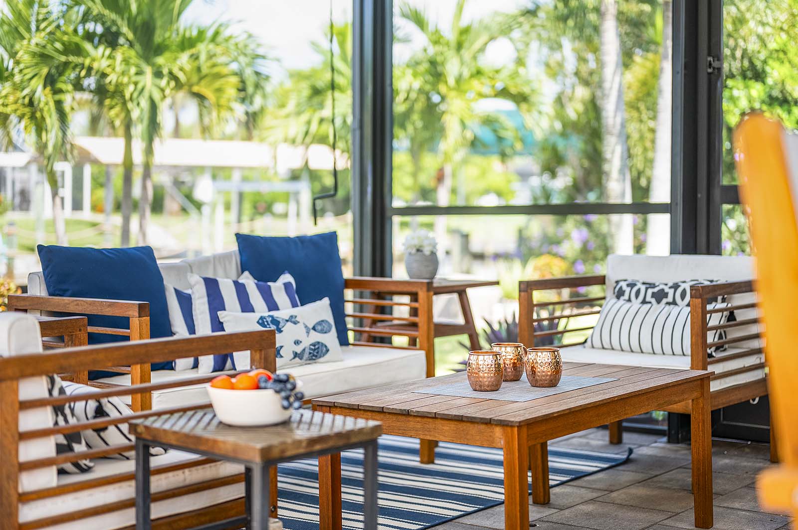 Privater Salzwasser-Pool mit Terrasse und Liegen am Kanal.
