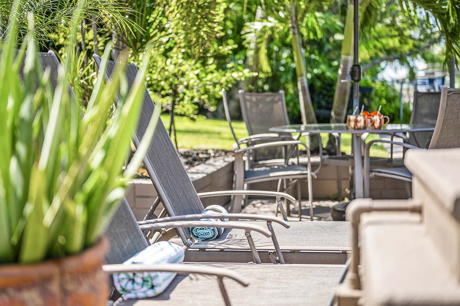 Salzwasser-Pool mit Terrasse und Blick auf den Kanal.