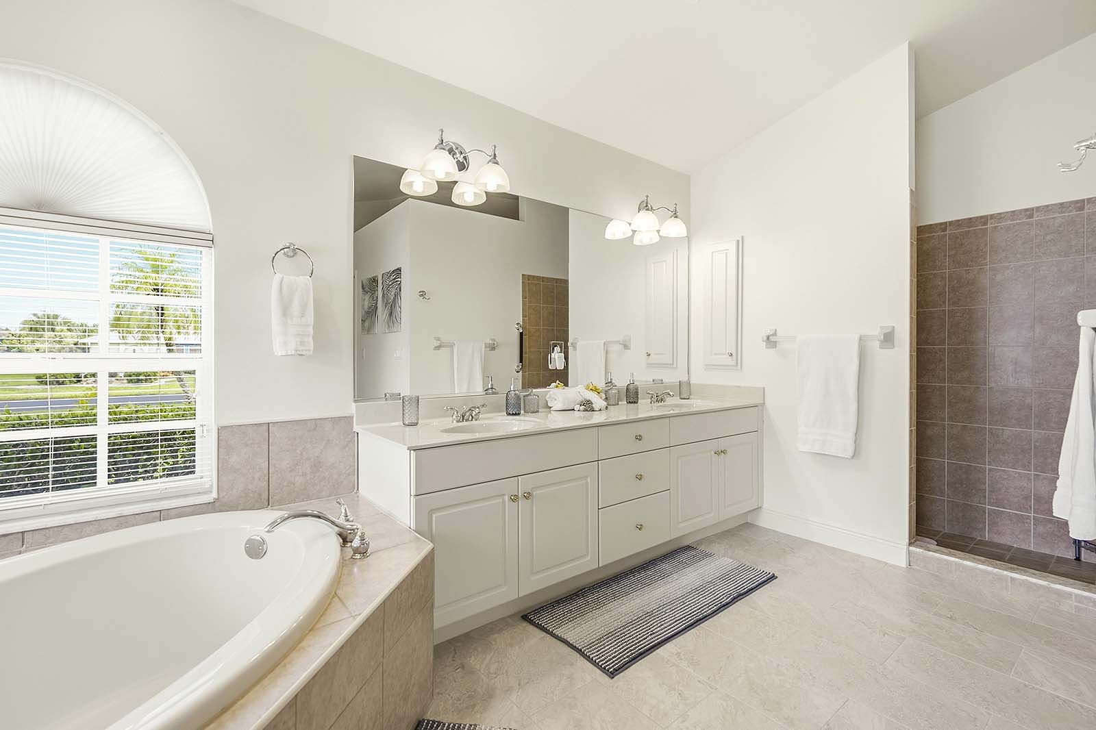 Hauptbadezimmer mit zwei Waschbecken, Gartenbadewanne und ebenerdiger Dusche