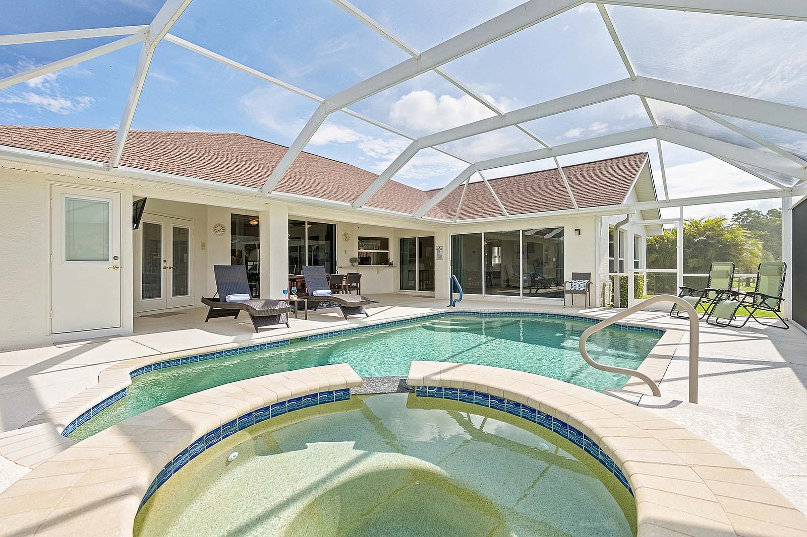 Pool und Spa laden Sie zu einer entspannten Zeit in der Villa Baju ein