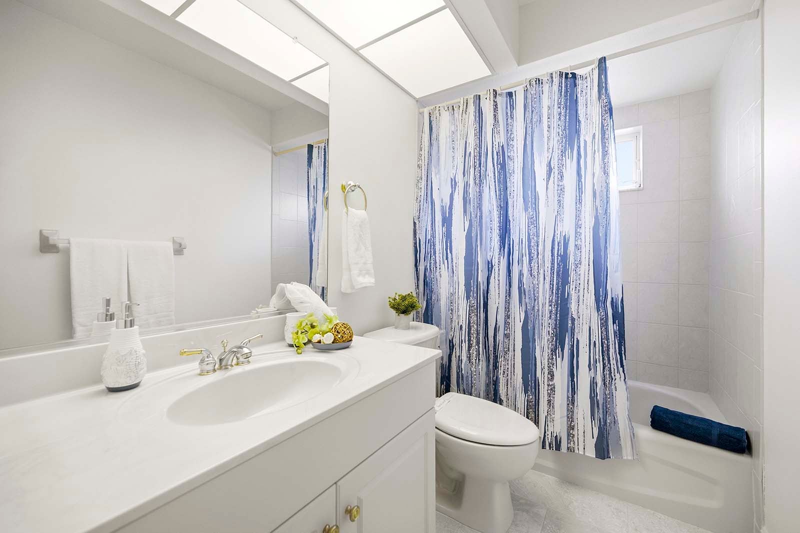 Badezimmer im Gästeflur mit kombinierter Dusche/Badewanne und Waschbecken