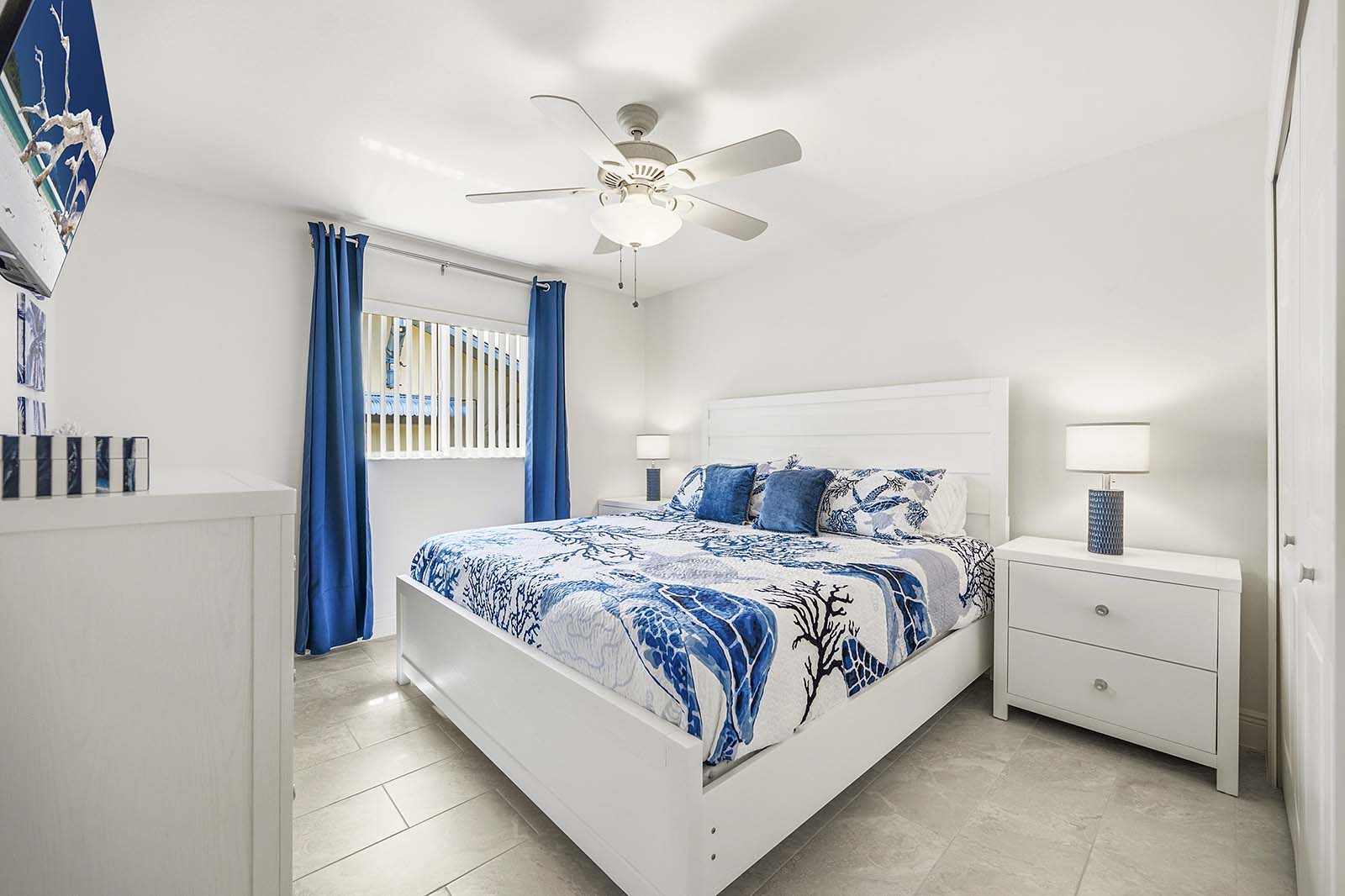 Schlafzimmer mit Kingsize-Bett, Gartenblick, großem Kleiderschrank und TV
