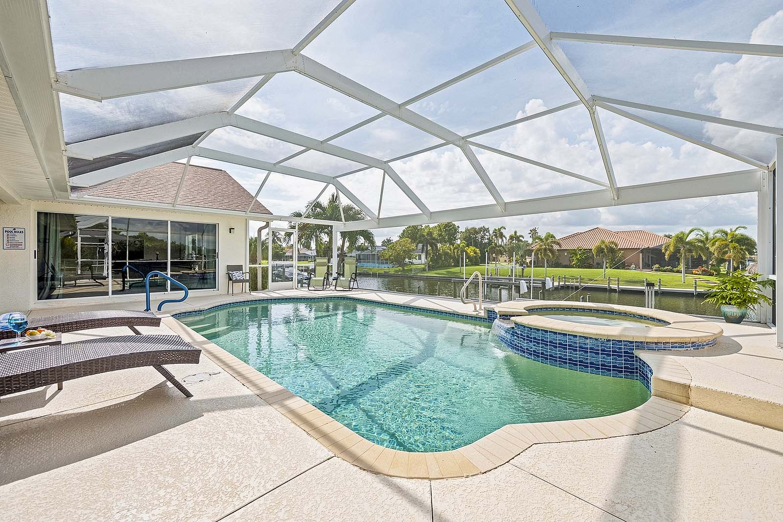 Nach Süden ausgerichteter Pool und Lanai mit viel Sonne