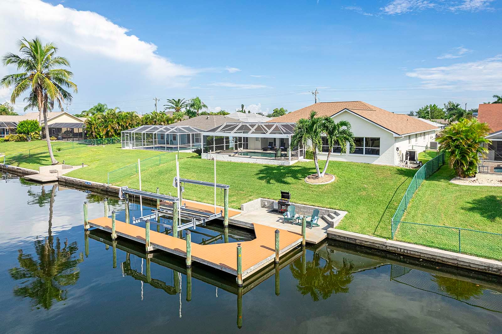 Hinterhof der Villa Baju mit Zugang zum Golf sowie Bootsanlegestelle und Aufzug