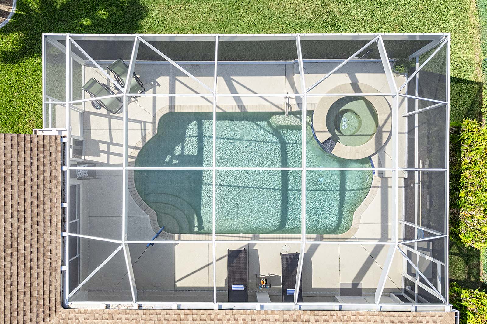 Luftaufnahme des Pool- und Spa-Bereichs der Villa Baju