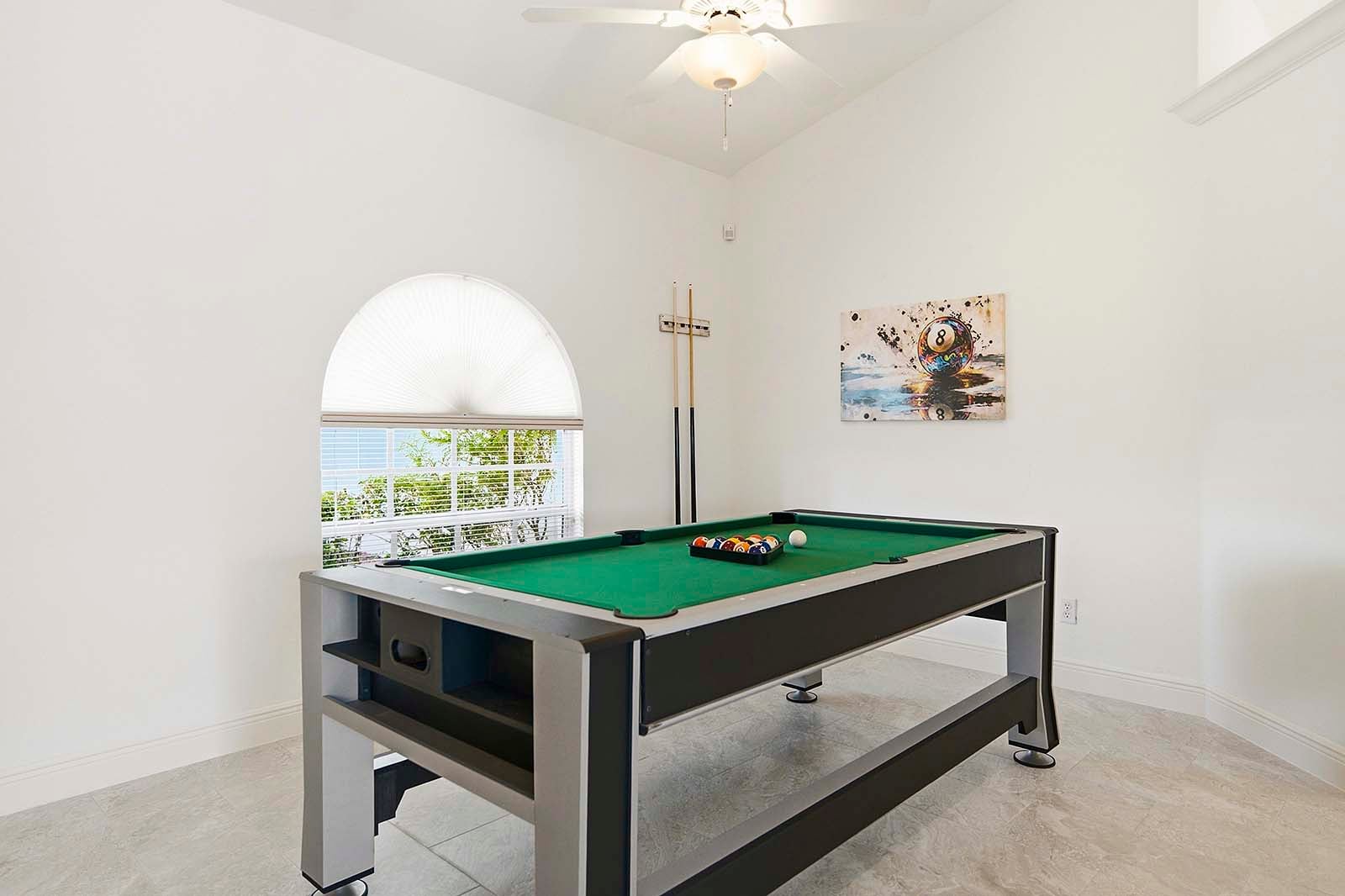 Spieltisch für Familienspielabende (Airhockey, Billard, Tischtennis und Darts)