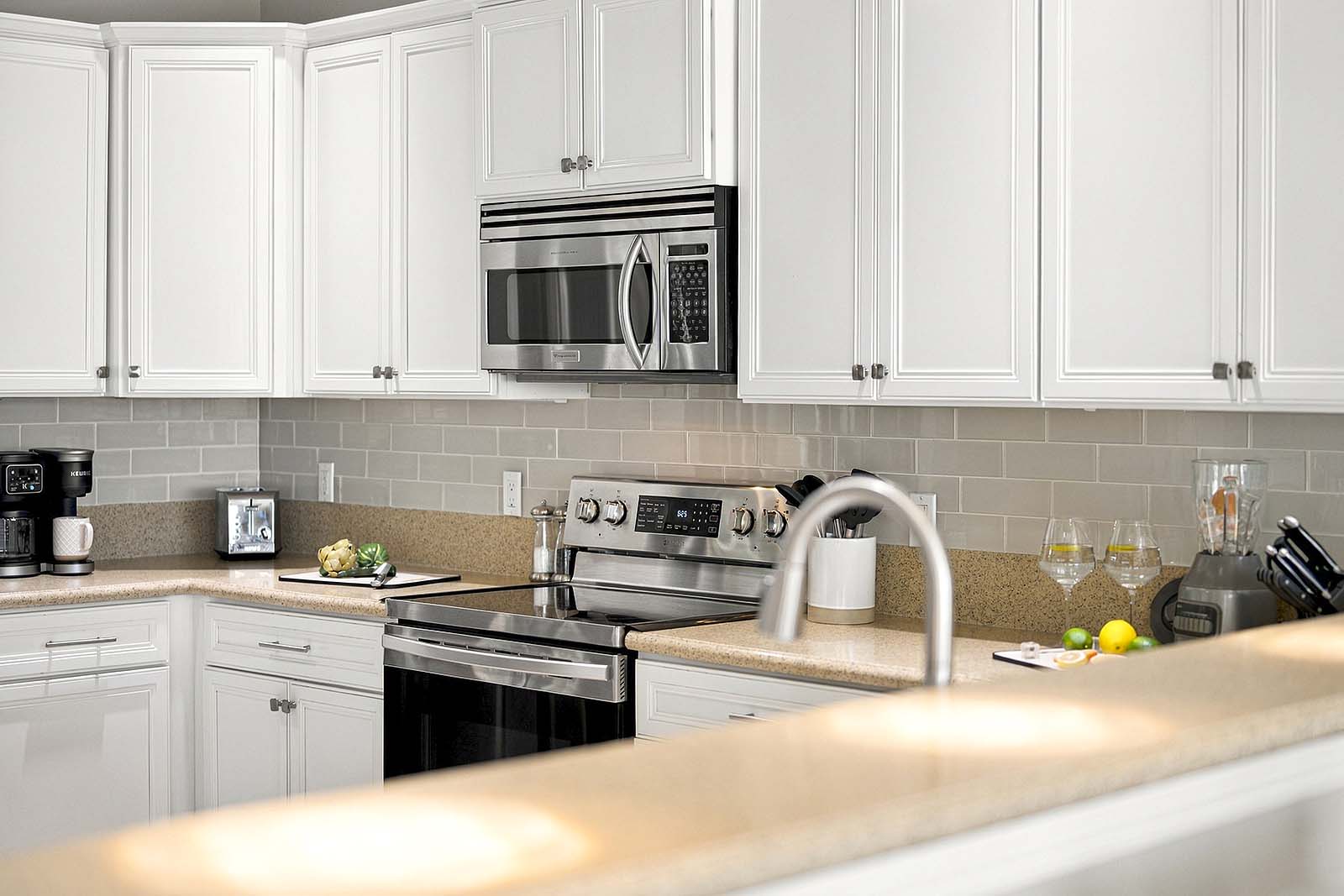 Stainless Küche Appliances and Fully Equipped Küche